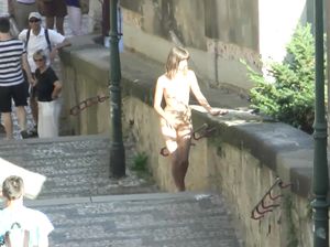 Крошка прошлась голышом по летнему городу