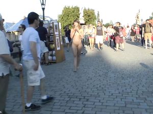 Нудистка с телом как у топовой модели совершает эротическую прогулку