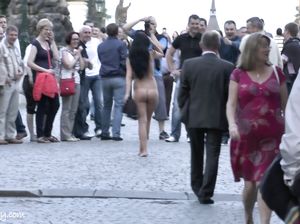 Пикантная прогулка юной девицы с красивым телом