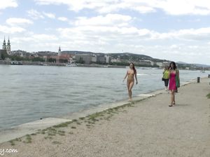 Девушка гуляла голая по улице со своей подругой