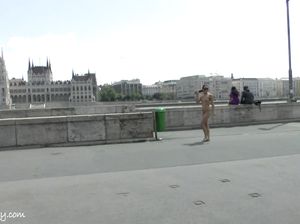 Голая спортсменка делает дневную пробежку по набережной