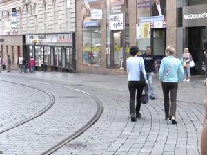 Публичное обнажение красивой девушки на улице