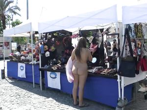 Две лучшие подруги разделись на площади и покупают мороженое