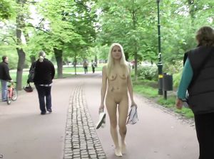 Чешская телка с маленькими сиськами гуляет голая по парку