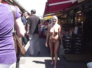 Девушка показала посреди улицы свою пилотку и грудь