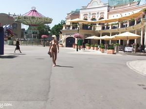 Блондинка прошлась голышом по парку аттракционов