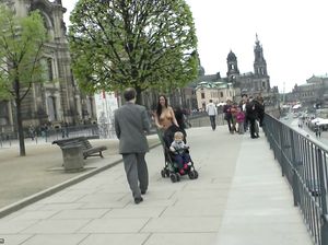 Возбуждающая прогулка голой на улице от привлекательной нудистки