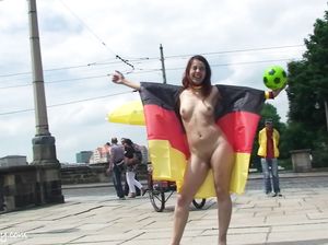 Голая немецкая футбольная фанатка гуляет по городу