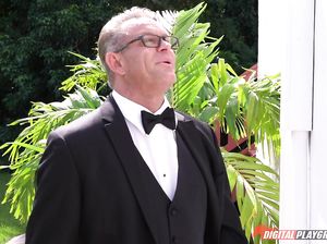 Старый жених ебет дочь своей будущей жены