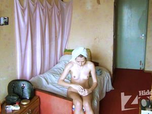 Милашка наносит макияж и не знает что за ней подсматривают