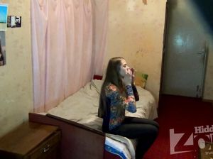 Девка не заметила камеру в комнате общаги