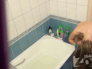 Скромная девчушка засветила тити перед скрытым видеонаблюдением