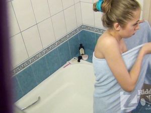Плоскогрудая девчонка попалась на скрытую камеру в душе