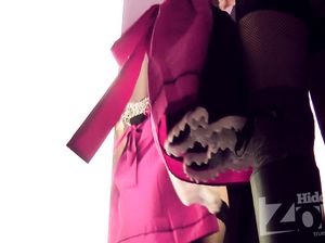 Сексуальные черные чулки и кружевные трусики блонды попали в скрытую камеру