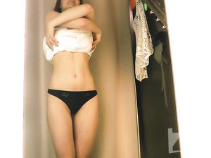 Девушка с красивой грудью меряет белое коктейльное платье