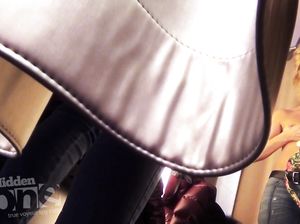 Красивая блондинка меряет косуху на голое тело