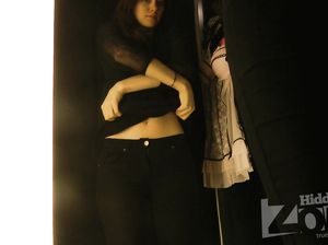 Плоская девушка переодевается в бутике