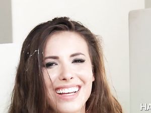 18-летняя девушка ласкает киску у камеры