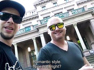 Бритоголовая мулатка ебется в микроавтобусе