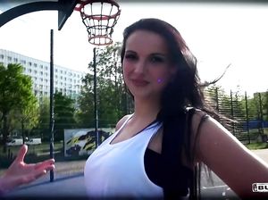 Брюнетка с большими сиськами сосет хуй и прыгает на нем в автобусе