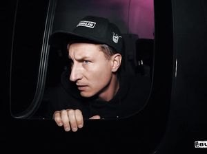 Демонический секс в микроавтобусе со страшненькой девчонкой