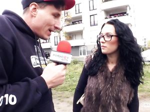 Брюнетка в очках повелась на секс в автобусе