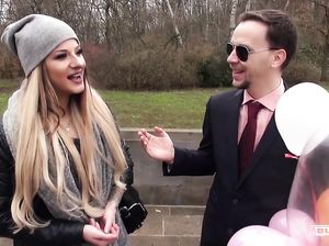 Блондинка с большими сиськами сосет хуй и трахается в автобусе