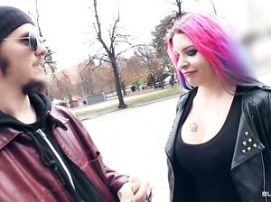 Неформалка с розовыми волосами дала немецкому пикаперу за деньги