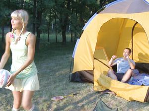 Чувак пердолит раком тощую сучку в палатке