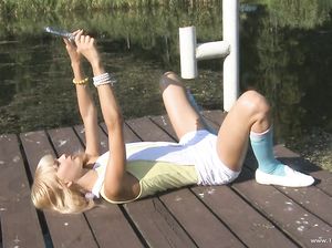 Крошка Лола занялась мастурбацией на озере