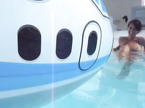 Съемки обнаженной красотки под водой