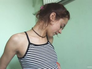 Худая Наташа страстно онанирует в туалете