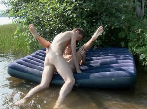 Нежная блондинка трахается на озере со своим кавалером
