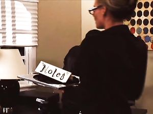 Мужик кинул палку своей сотруднице в офисе