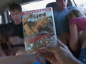 Парни трахают девок в машине и в магазине на полу