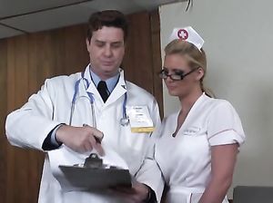 Доктор страстно трахнул медсестру в анус