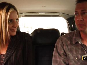 Чувак подвез симпатичную девку в машине и трахнул ее у забора