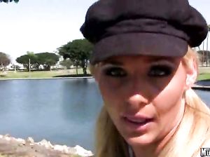 Распутная блондинка ебется со своим новым бородатым другом