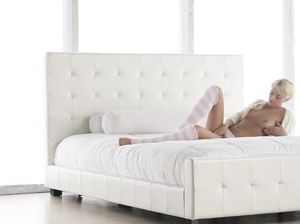 Очень красивая блондинка мастурбирует лысую пилотку