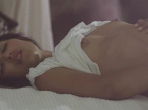 Первая страстная мастурбация 18-летней красотки