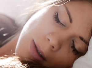 Нимфоманка с красивым телом пальчиками делает себе приятно