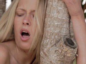 Пламенный и страстный трах на природе одного парня и двух классных телочек