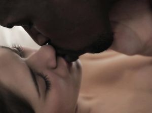 Чернокожий парень таранит волосатую пизду нежной блондинки