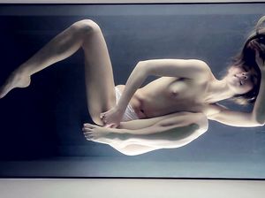 Гламурная девушка с маленькими сиськами ласкает сама себя