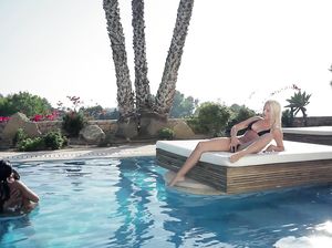 Похотливый самец жарит красивых брюнетку и блондинку