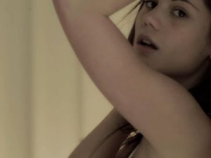 Классная шатенка мастурбирует писю в белых трусиках