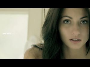 Недотрога с красивым телом сама себя ввергает в сильный оргазм