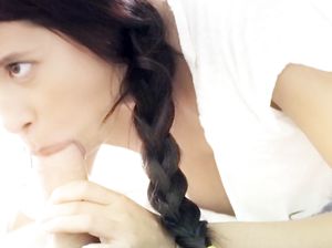 Молодая девчонка с косой делает замечательный минет