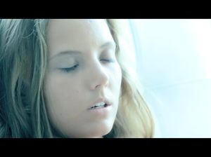 Изящная лапочка ласкает красивую пизденку пальцами