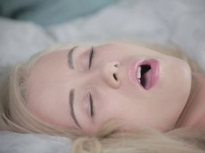 Прекрасная куколка нежно дрочит писю любимой секс-игрушкой